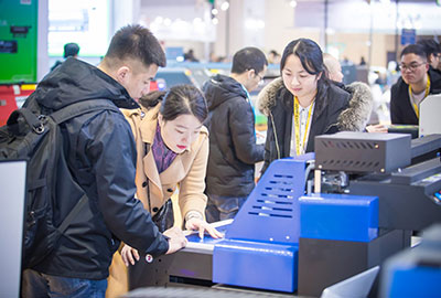 2021年廣告行業(yè)使用哪種UV打印機好？ image
